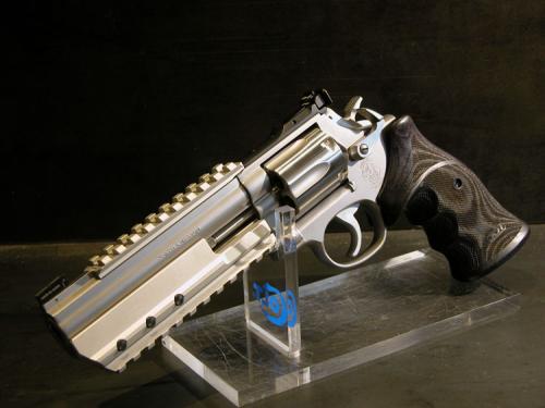 Artikelbild des Artikels “Shooters Shop Smith & Wesson White-Diamond "Silver-Starshooter" Centra 2-Stellungskorn 686-3  6"Zoll 357 Magnum “