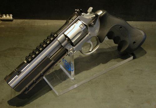 Artikelbild des Artikels “Shooters Shop White-Diamond PRACTICAL-LUX BLACK DuoTone S&W 686 6"Zoll 357 Magnum “