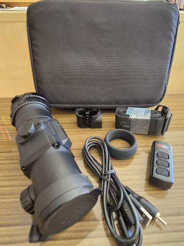 Artikelbild des Artikels “GEBRAUCHTGERÄT: Infiray Xeye Clip CH50 W Wärmebildvorsatzgerät mit Präziser Jagen MULTi Adapter 62mm & Zubehör “