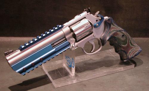 Artikelbild des Artikels “Shooters Shop Smith & Wesson White-Diamond BLUE VELVET DuoTone S&W 686  6"Zoll 357 Magnum “