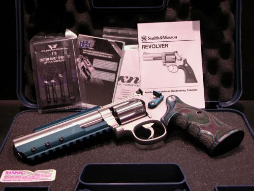 Artikelbild 11 des Artikels “Shooters Shop Smith & Wesson White-Diamond BLUE VELVET DuoTone S&W 686  6"Zoll 357 Magnum “
