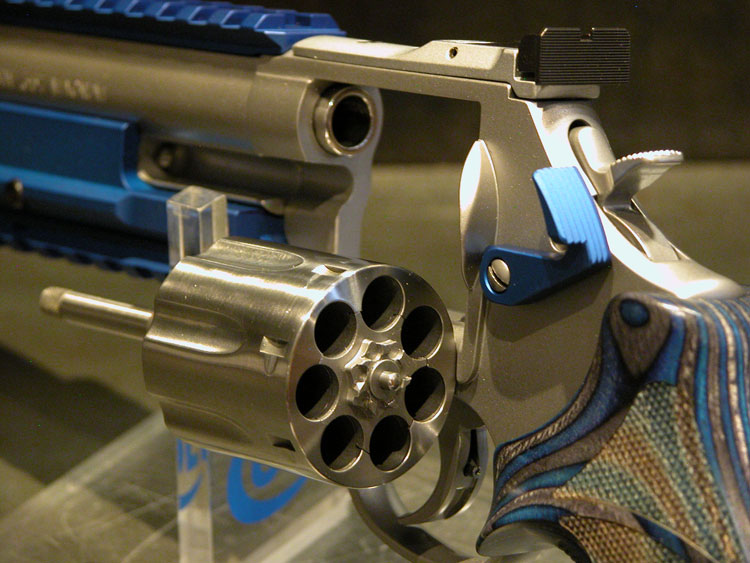 Artikelbild 10 des Artikels “Shooters Shop Smith & Wesson White-Diamond BLUE VELVET DuoTone S&W 686  6"Zoll 357 Magnum “