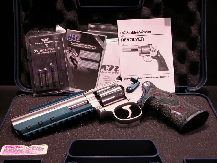 Artikelbild 11 des Artikels “Shooters Shop Smith & Wesson White-Diamond BLUE VELVET DuoTone S&W 686  6"Zoll 357 Magnum “