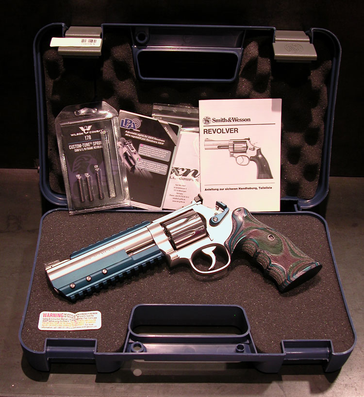 Artikelbild 2 des Artikels “Shooters Shop Smith & Wesson White-Diamond BLUE VELVET DuoTone S&W 686  6"Zoll 357 Magnum “
