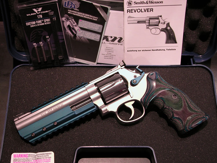 Artikelbild 4 des Artikels “Shooters Shop Smith & Wesson White-Diamond BLUE VELVET DuoTone S&W 686  6"Zoll 357 Magnum “
