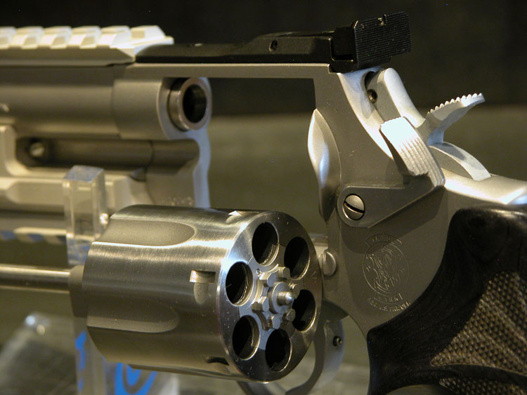 Artikelbild 7 des Artikels “Shooters Shop Smith & Wesson White-Diamond "Silver-Starshooter" Centra 2-Stellungskorn 686-3  6"Zoll 357 Magnum “