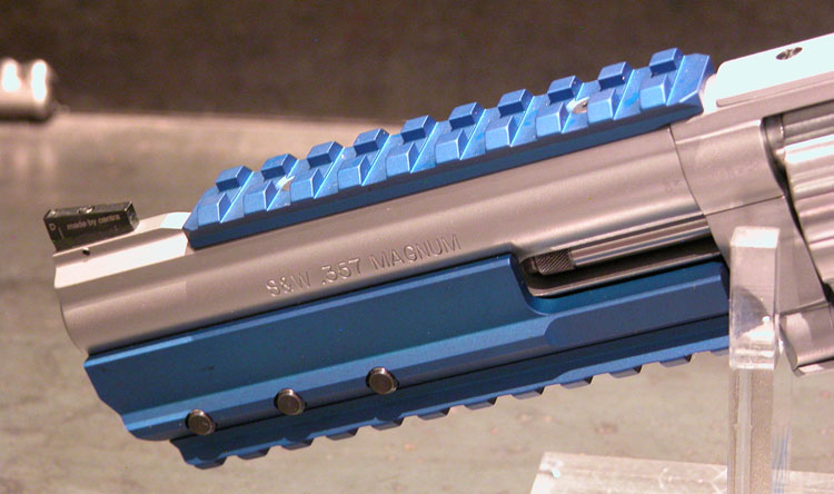 Artikelbild 8 des Artikels “Shooters Shop Smith & Wesson White-Diamond BLUE VELVET DuoTone S&W 686  6"Zoll 357 Magnum “