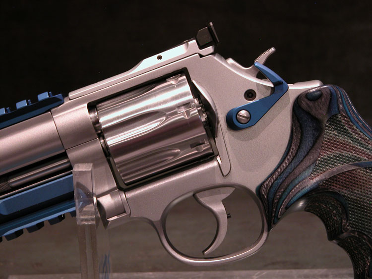Artikelbild 9 des Artikels “Shooters Shop Smith & Wesson White-Diamond BLUE VELVET DuoTone S&W 686  6"Zoll 357 Magnum “